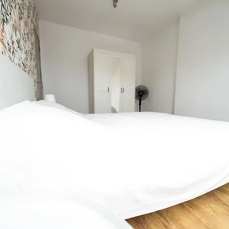 Charleroi Aeroport Apartment *